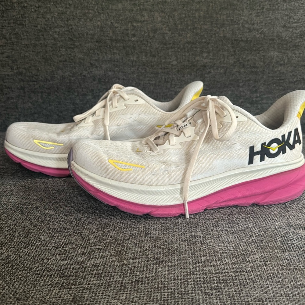 WOMEN'S HOKA ONE
ONE CLIFTON 9 size 8.5B Only worn a few times.